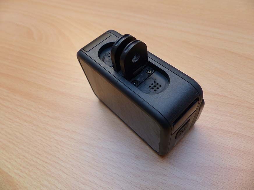 Man sieht die ausgeklappten Befestigungsösen auf der Unterseite der GoPro Hero 9.